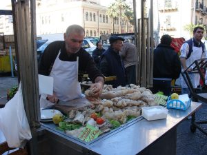 venditore di "musso" al mercato del Capo