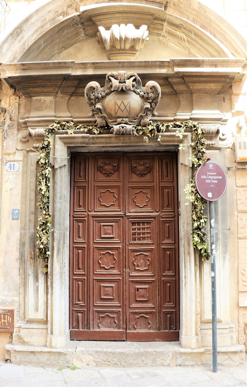 portale ingresso in marmo di billiemi con monogramma mariano 