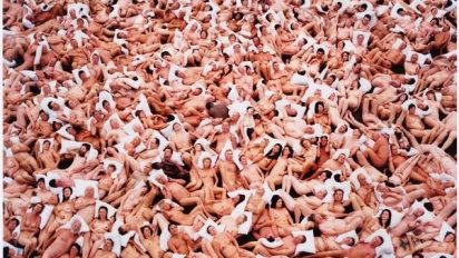 Grande attesa per Nudes, la prima antologica di Spencer Tunick